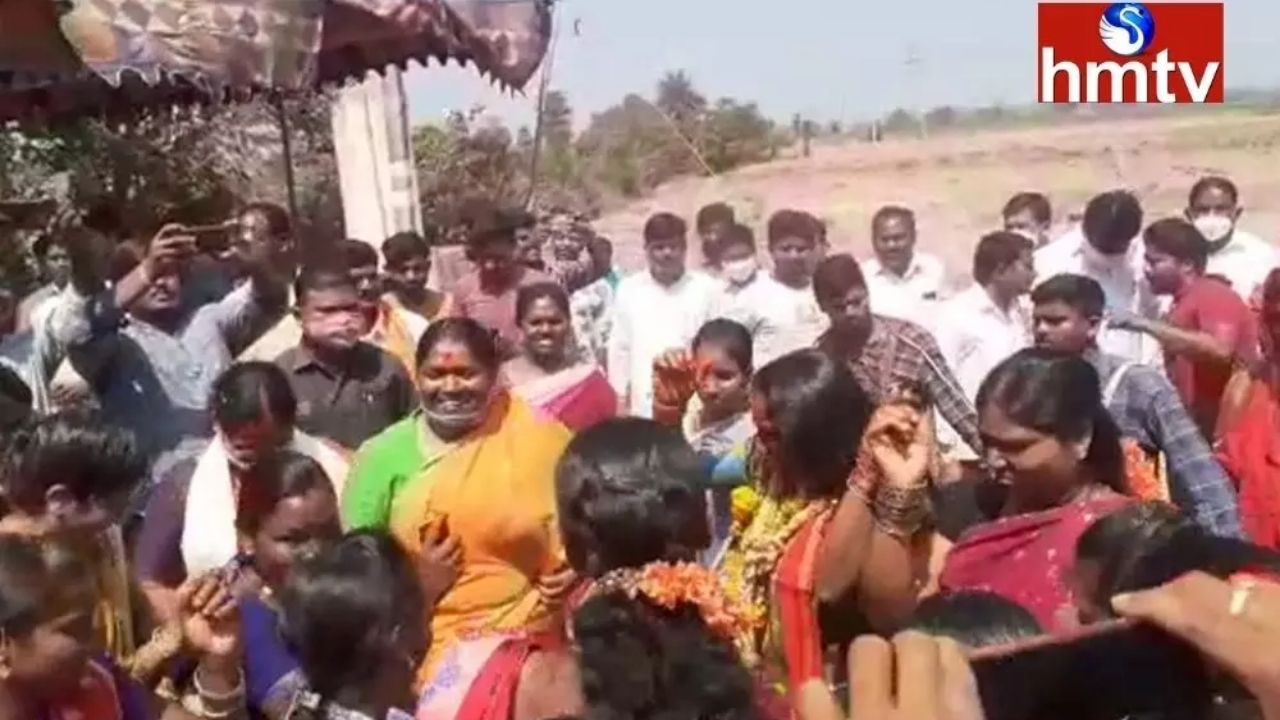 MLA Seethakka played with the tribals in Medaram 